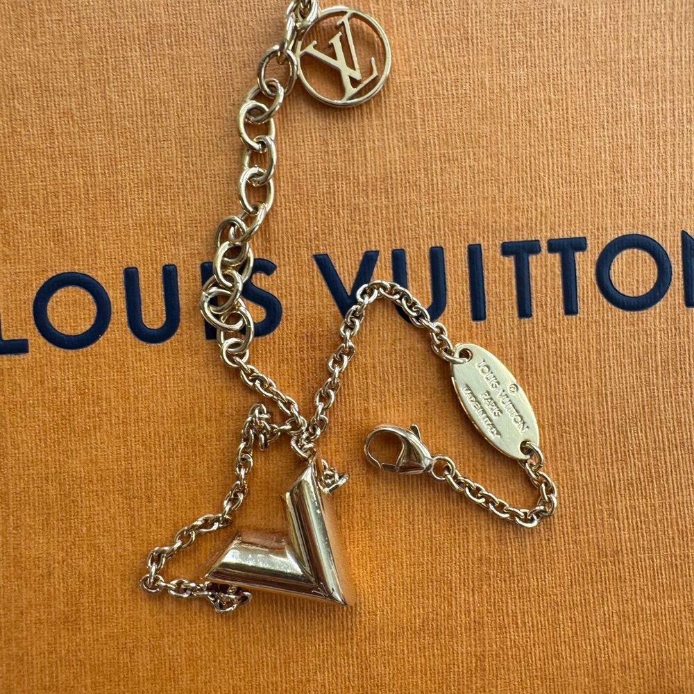 Louis Vuitton Essential V Chain Bracelet 6-8” Like-new with tags